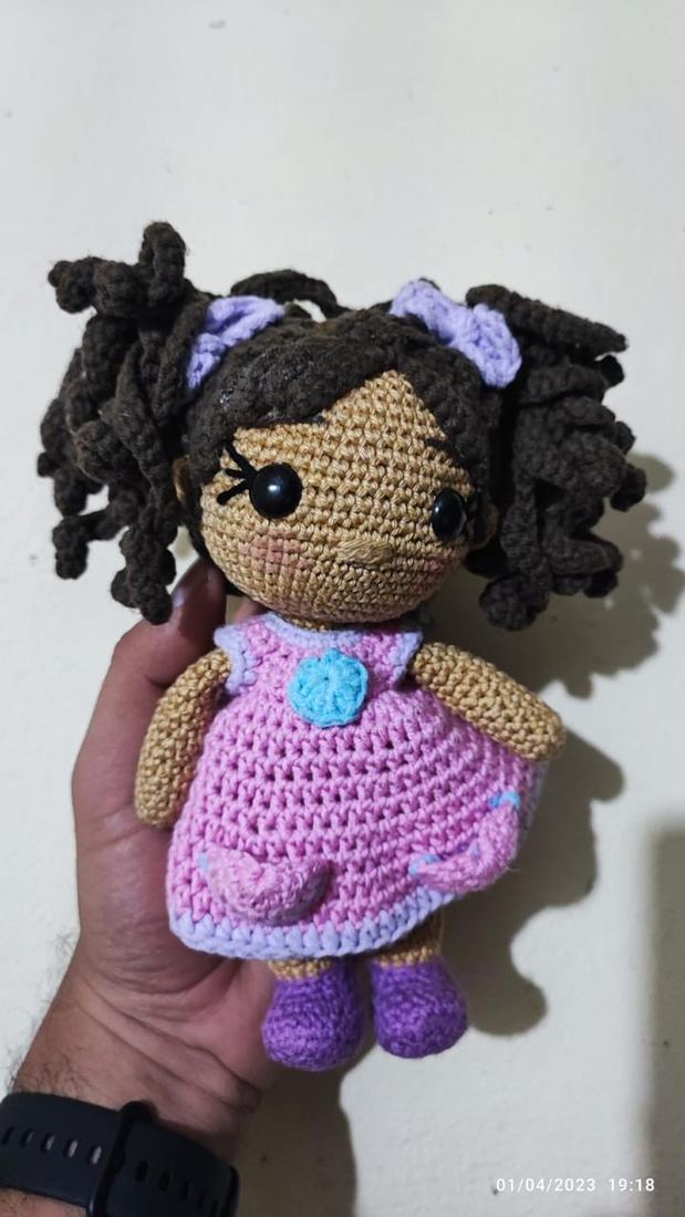 Muñeca tejida con vestido lila
